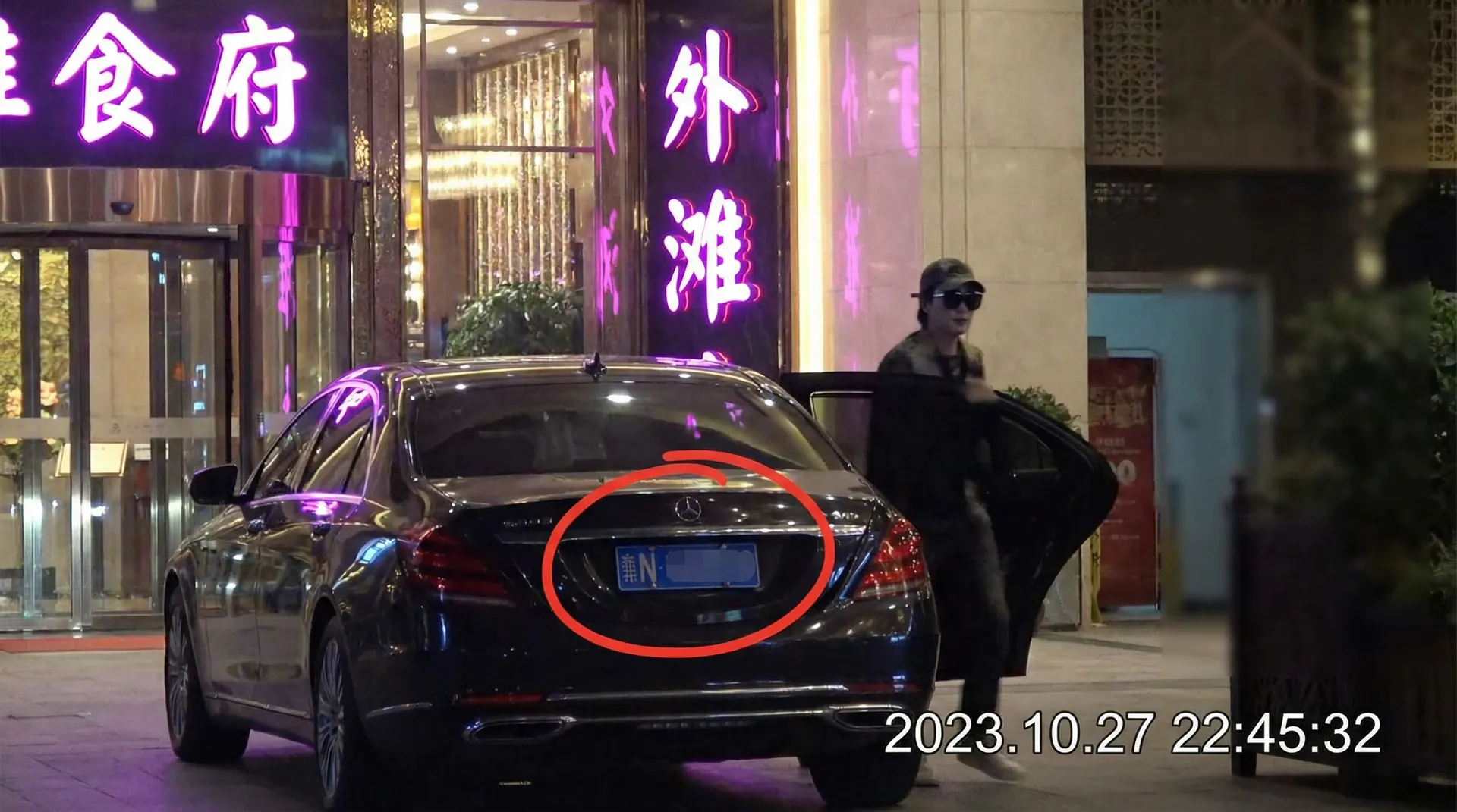 多米体育平台 - 豪车餐厅外偷拍